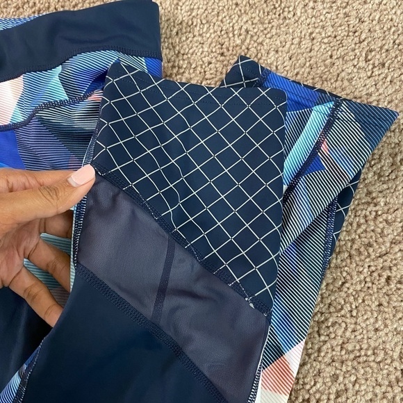 𝅺Athleta Women’s Electric Geo Sonar Capri Tights Blue Black & White Colors Sz M - Picture 13 of 15